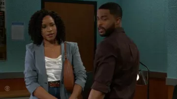 Cinq a Sept Louisa Blazer usado por Naomi Hamilton Hawthorne (Arielle Prepetit) como se ve en Beyond the Gates (T01E43)