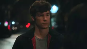 Blouson noir intérieur rouge de Brad Ackerman (Kyle Allen) dans Demain est un autre jour