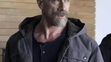 Law and Order Organized Crime S04 Elliot Stabler Grey Jacket worn by Detective Elliot Stabler (Christopher Meloni) in Law & Order: Organized Crime (S04E11)