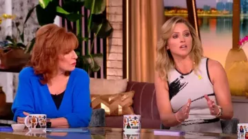 Cardigan Aqua à col en V porté par Joy Behar comme on le voit dans The View le 16 mai 2025