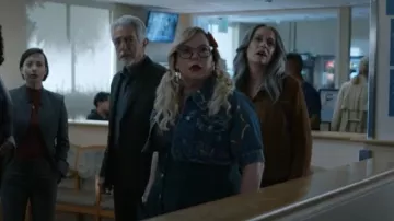 Ganni Veste en jean courte brodée de fleurs biologiques à manches bouffantes en indigo foncé portée par Penelope Garcia (Kirsten Vangsness) comme on le voit dans Esprits criminels (S18E02)