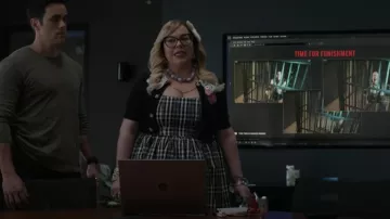 Forever 21 Mini Robe à carreaux portée par Penelope Garcia (Kirsten Vangsness) comme on le voit dans Esprits criminels (S18E02)