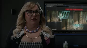 Betsey Johnson Womens Bunny Heart Drop Earrings portée par Penelope Garcia (Kirsten Vangsness) comme on le voit dans Esprits criminels (S18E02)