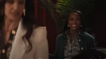 Cárdigan Talbots Ruffle Mockneck en Highland Green usado por Catherine (Aja Naomi King) como se ve en Grosse Pointe Garden Society (S01E11)