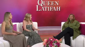 Chaqueta camisera larga de Harrison Wong en contraste con el verde nailon perforado que usó Queen Latifah como se vio en Today with Jenna & Friends el 16 de mayo de 2025