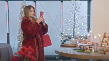 Manteau en fausse fourrure asos bordeaux porté par Demi Engemann comme on le voit dans La vie secrète des épouses mormones (S02E10)