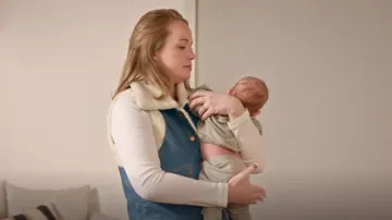 Gilet en denim doublé en sherpa Wrangler porté par Whitney Leavitt comme on le voit dans La vie secrète des épouses mormones (S02E10)