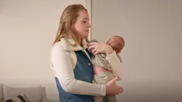 Gilet en denim doublé en sherpa Wrangler porté par Whitney Leavitt comme on le voit dans La vie secrète des épouses mormones (S02E10)