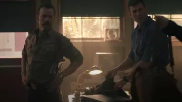 Chemise de travail doublée en flanelle Wrangler Dune portée par l’agent spécial Mike Franks (Kyle Schmid) comme on le voit dans NCIS : Origins (S01E11)