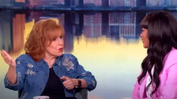 Cinq a Sept Flower Crystal Stretch Denim Shirt usado por Joy Behar como se ve en The View el 20 de mayo de 2025