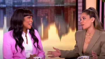 Blazer à un bouton Reiss Raine porté par Angela Bassett comme on le voit dans The View le 20 mai 2025