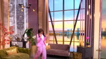 Pantalon large plissé Reiss Raine porté par Angela Bassett comme on le voit dans The View le 20 mai 2025