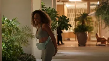 Lululemon Everywhere Sac ceinture 1L porté par Ashley Darby comme on le voit dans Love Hotel (S01E04)