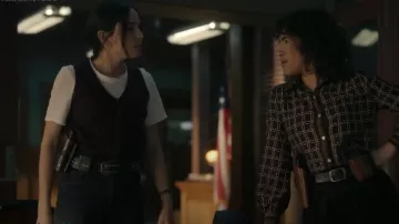 Cinturón de Gente Libre Sola usado por la agente especial Lala Domínguez (Mariel Molino) como se ve en NCIS: Origins (S01E16)