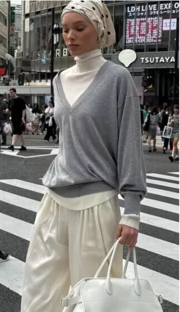 Pull oversize à col en V Helsa Quintana porté par Elsa Hosk sur son post Instagram le 19 mai 2025