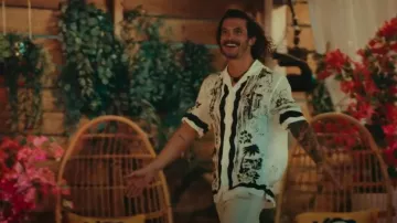 Camisa H&M Regular Fit Print Resort en Negro/Riviera usada por Logan Ventura como se ve en Sneaky Links: Dating After Dark (S01E01)