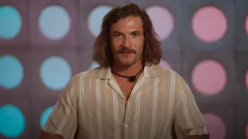 Camisa Resort con estampado de H&M usada por Logan Ventura como se ve en Sneaky Links: Dating After Dark (T01E01)