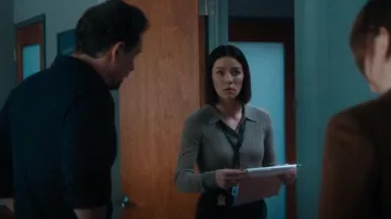 Haut Hermia de la Réforme porté par Elise Taylor (Vedette Lim) vu dans FBI (S07E14)