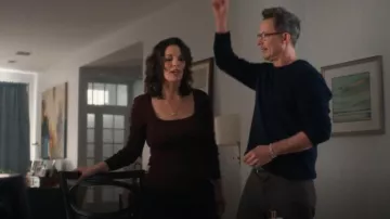 Haut à col carré Reiss Dalia en marron porté par Isobel Castille (Alana de la Garza) comme on le voit dans FBI (S07E17)