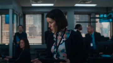 Haut Rails Joelle porté par Elise Taylor (Vedette Lim) comme on le voit dans FBI (S07E17)