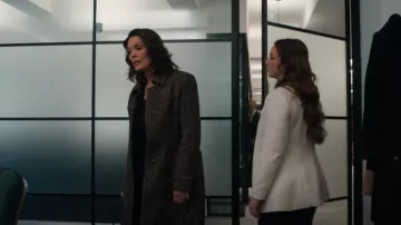 Manteau à chevrons Ganni porté par Isobel Castille (Alana de la Garza) vu dans FBI (S07E17)