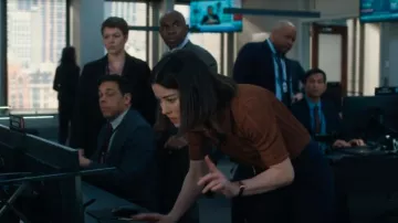 Frame Women's Laddered Rib Short-Sleeve Polo Top worn by Elise Taylor (Vedette Lim) as seen in FBI (S07E18)