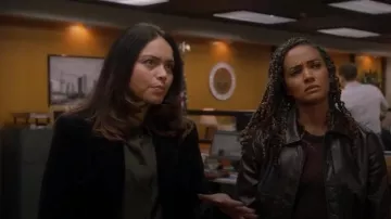 Theory Etiennette Blazer in Good Wool worn by Angela Lopez (Alyssa Diaz) as seen in The Rookie (S07E12)
