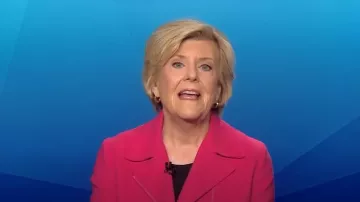 Chaqueta motera Akris Punto Wool-Blend en rosa usada por Anne Thompson como se ve en Today el 21 de mayo de 2025