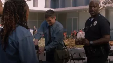 Sac messager en toile (Spitfire Classic) porté par John Nolan (Nathan Fillion) tel qu’on le voit dans The Rookie (S07E14)