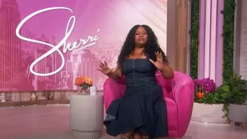 Cinq a Sept Veena Vestido usado por Sherri Shepherd como se ve en Sherri el 16 de mayo de 2025