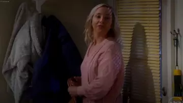 Madewell Augustus Cableknit V-Neck Sweater worn by Becky Conner-Healy (Lecy Goranson) as seen in The Conners (S07E05)