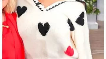 Suéter de corazón usado por Self - Host (Jennifer Hudson) en The Jennifer Hudson Show (T03)