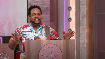 Camiseta de H&M Resort usada por Jawn Murray en Sherri el 22 de mayo de 2025