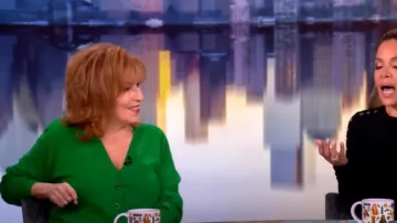 Cardigan Aqua à col en V porté par Joy Behar tel que vu dans The View le 22 mai 2025