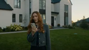 Chaqueta corta de tweed gris de H&M usada por Susan Ireland (Sarah Levy) como se ve en SurrealEstate (S03E02)