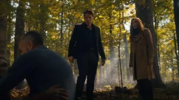 Zadig & Voltaire Parisienne Manteau à double boutonnage ceinturé porté par Susan Ireland (Sarah Levy) comme on le voit dans SurrealEstate (S03E05)