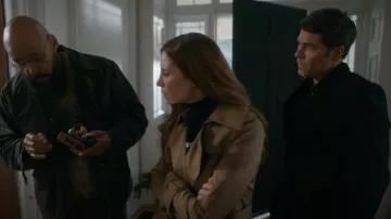 Pull rayé à col roulé Monse en bleu marine avec épaule souple repliée porté par Susan Ireland (Sarah Levy) comme on le voit dans SurrealEstate (S03E05)