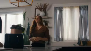 Jersey de mujer de Tommy Hilfiger usado por Susan Ireland (Sarah Levy) como se ve en SurrealEstate (S03E07)