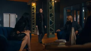 Prada Galleria Petit sac en cuir Saffiano porté par Susan Ireland (Sarah Levy) comme on le voit dans SurrealEstate (S03E08)