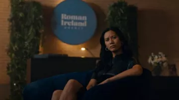 Nanushka Mini Robe Chemise Ceinturée portée par Lomax (Elena Juatco) comme on le voit dans SurrealEstate (S03E08)