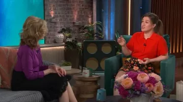 Falda con estampado floral La DoubleJ que lució Kelly Clarkson en The Kelly Clarkson Show el 22 de mayo de 2025.
