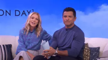 Blusa Kelly de seda Mustique de Pink House usada por Kelly Ripa como se vio en VIVO con Kelly y Mark el 21 de mayo de 2025