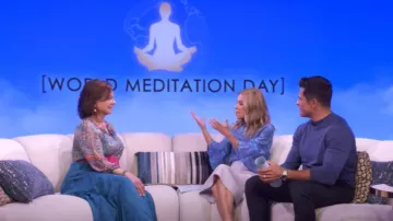 Falda lápiz de Roland Mouret Arreton usada por Kelly Ripa como se vio en LIVE with Kelly and Mark el 21 de mayo de 2025