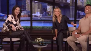 Blusa de sarga de seda estampada con detalle de corbata de muñeca LA DoubleJ Happy Tie que usó Finola Hughes como se vio en VIVO con Kelly y Mark el 22 de mayo de 2025