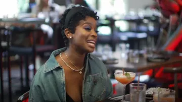 Veste courte en jean biologique Prada portée par Shamea Morton Mwangi comme on le voit dans The Real Housewives of Atlanta (S16E09)