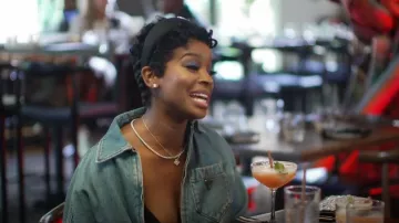 Bandeau en nylon rembourré avec logo Prada Triangle porté par Shamea Morton Mwangi comme on le voit dans The Real Housewives of Atlanta (S16E09)