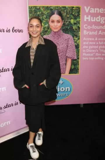 Camisa de pijama estampada con el logotipo del monograma de Balenciaga usada por Vanessa Hudgens en la feria Licensing Expo el 21 de mayo de 2025