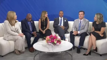 Sandales à bride arrière en cuir Prada portées par Jenna Bush Hager, comme on peut le voir dans Today le 23 mai 2025