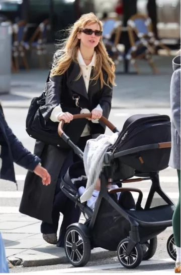 Sac pour bébé Prada Re-Nylon porté par Jennifer Lawrence à New York le 23 mai 2025
