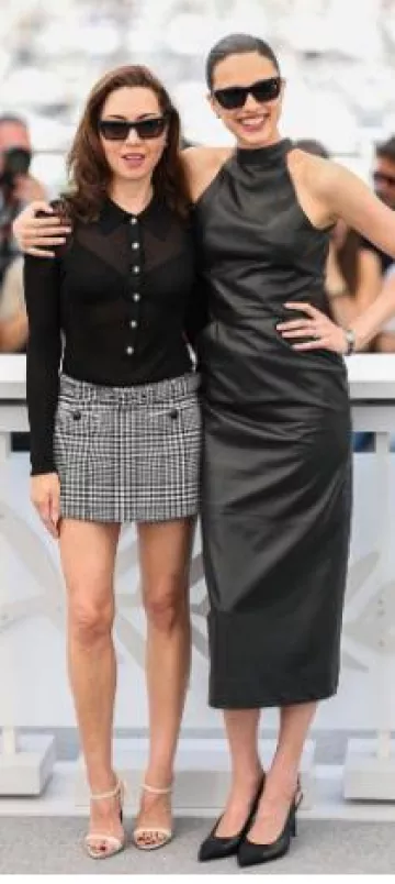 Sandalias de tacón alto con tiras de napa de Prada en color crema que usó Aubrey Plaza en Honey Don't! Photocall en el Festival de Cine de Cannes el 24 de mayo de 2025